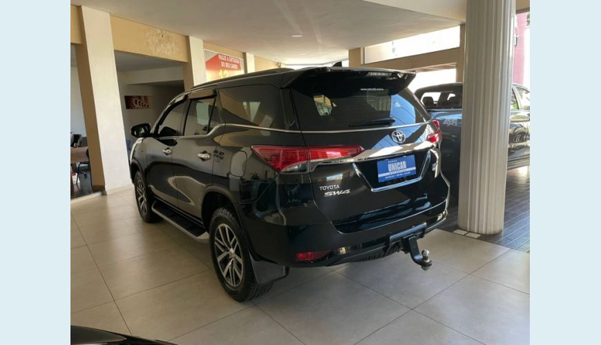TOYOTA HILUX SW4 2.8 SRX 4X4 7 LUGARES 16V TURBO INTERCOOLER DIESEL 4P AUT. - PRETO - 2019 Foto 3 (Grande)