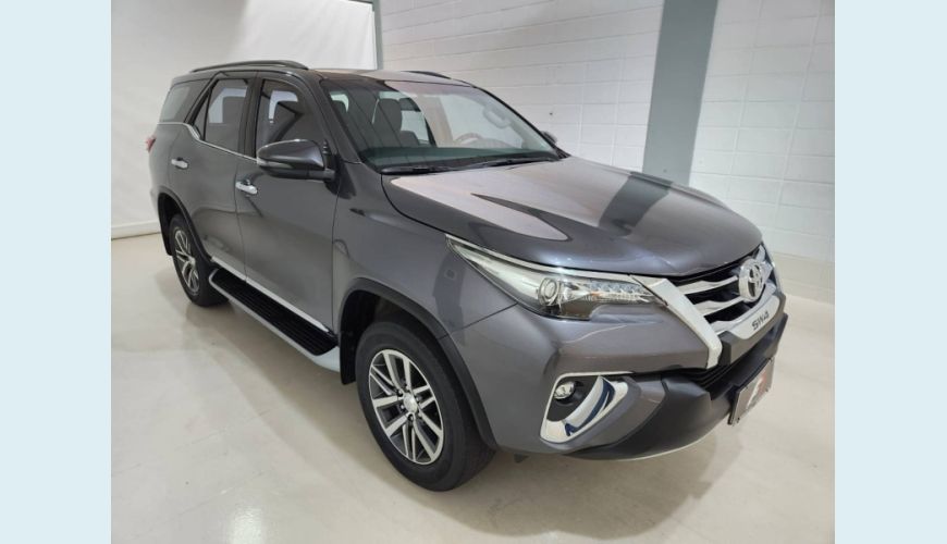 TOYOTA HILUX SW4 2.8 SRX 4X4 16V TURBO INTERCOOLER DIESEL 4P AUT. - CINZA - 2019 Foto 3 (Grande)