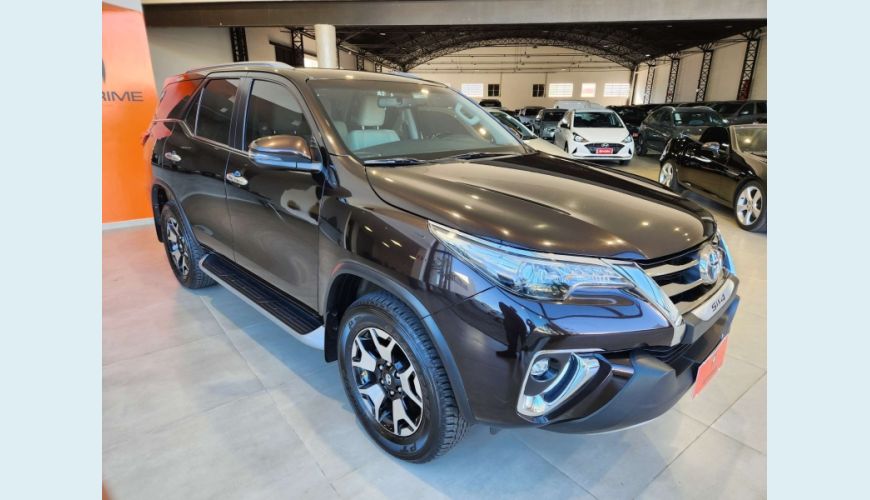 TOYOTA HILUX SW4 2.8 SRX DIAMOND 4X4 7 LUGARES 16V TURBO INTERCOOLER DIESEL 4P AUT. - MARROM - 2019 Foto 3 (Grande)