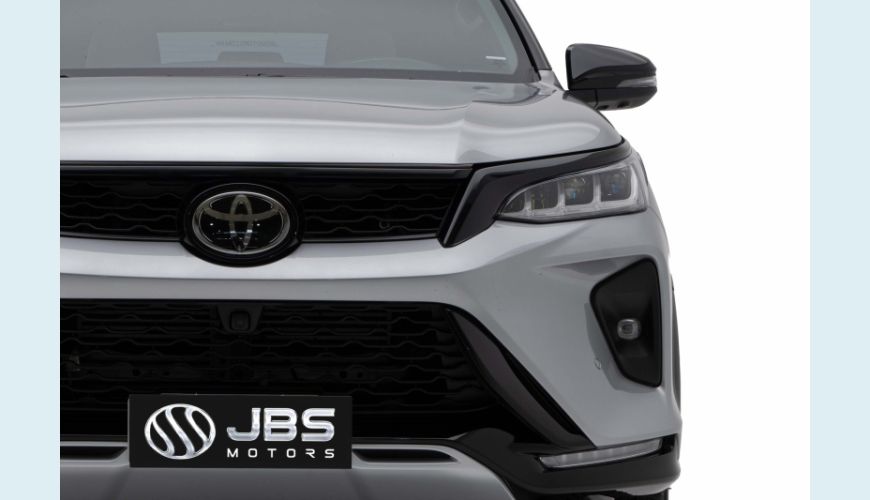 TOYOTA HILUX SW4 2.8 D-4D TURBO DIESEL DIAMOND 7L 4X4 AUT. - PRATA - 2024 Foto 3 (Grande)