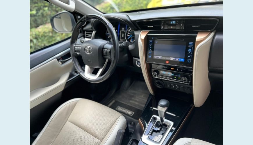 TOYOTA HILUX SW4 2.8 SRX DIAMOND 4X4 7 LUGARES 16V TURBO INTERCOOLER DIESEL 4P AUT. - N/D - 2019 Foto 3 (Grande)