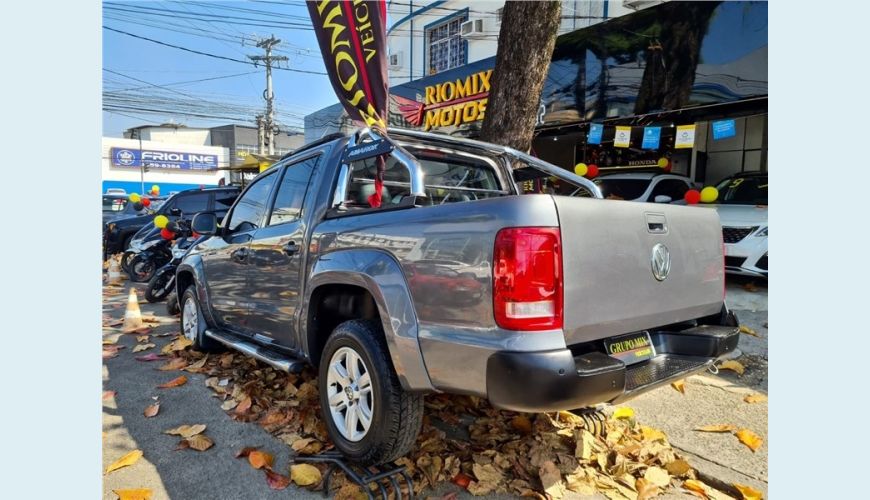 VOLKSWAGEN AMAROK 2.0 TRENDLINE 4X4 CD 16V TURBO INTERCOOLER DIESEL 4P AUT. - CINZA - 2013 Foto 4 (Grande)