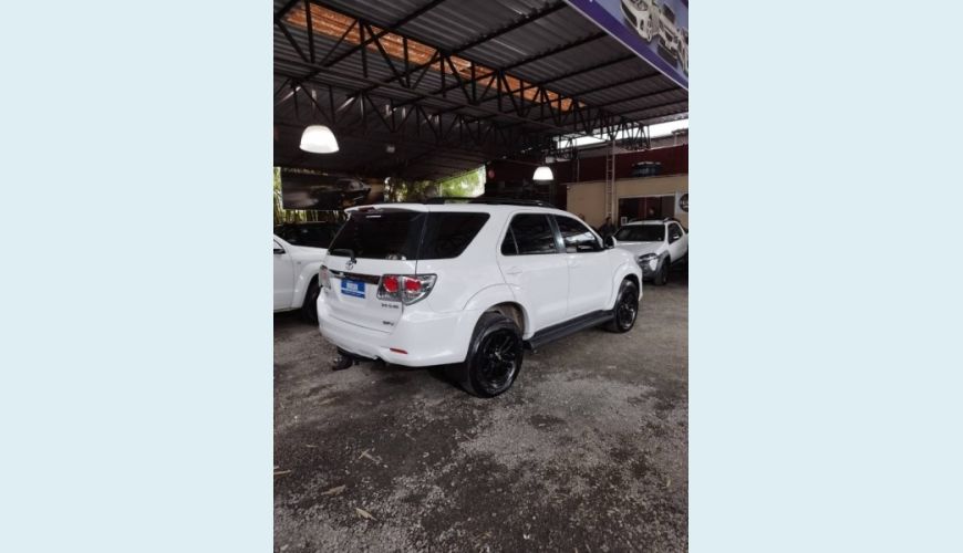 TOYOTA HILUX SW4 3.0 SRV 4X4 7 LUGARES 16V TURBO INTERCOOLER DIESEL 4P AUT. - BRANCO - 2013 Foto 4 (Grande)
