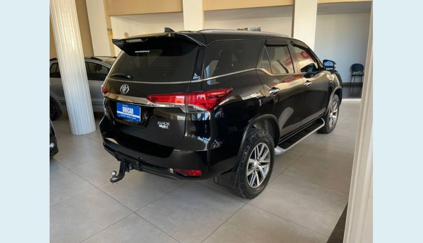 TOYOTA HILUX SW4 2.8 SRX 4X4 7 LUGARES 16V TURBO INTERCOOLER DIESEL 4P AUT. - PRETO - 2019 Foto 4 (Grande)