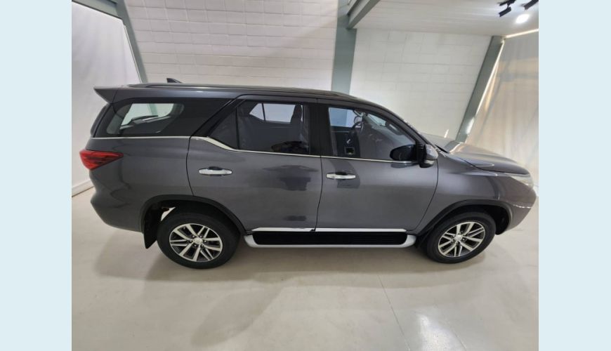 TOYOTA HILUX SW4 2.8 SRX 4X4 16V TURBO INTERCOOLER DIESEL 4P AUT. - CINZA - 2019 Foto 4 (Grande)