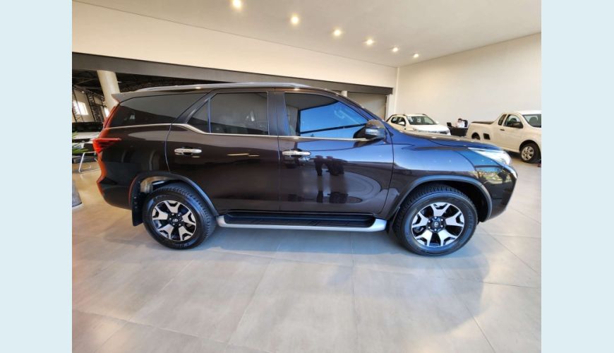 TOYOTA HILUX SW4 2.8 SRX DIAMOND 4X4 7 LUGARES 16V TURBO INTERCOOLER DIESEL 4P AUT. - MARROM - 2019 Foto 4 (Grande)
