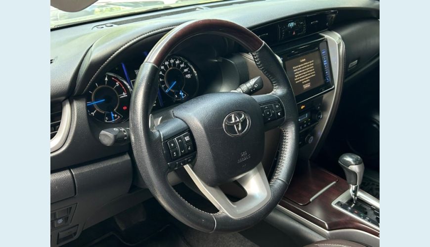 TOYOTA HILUX SW4 2.8 SRX 4X4 7 LUGARES 16V TURBO INTERCOOLER DIESEL 4P AUT. - N/D - 2018 Foto 4 (Grande)