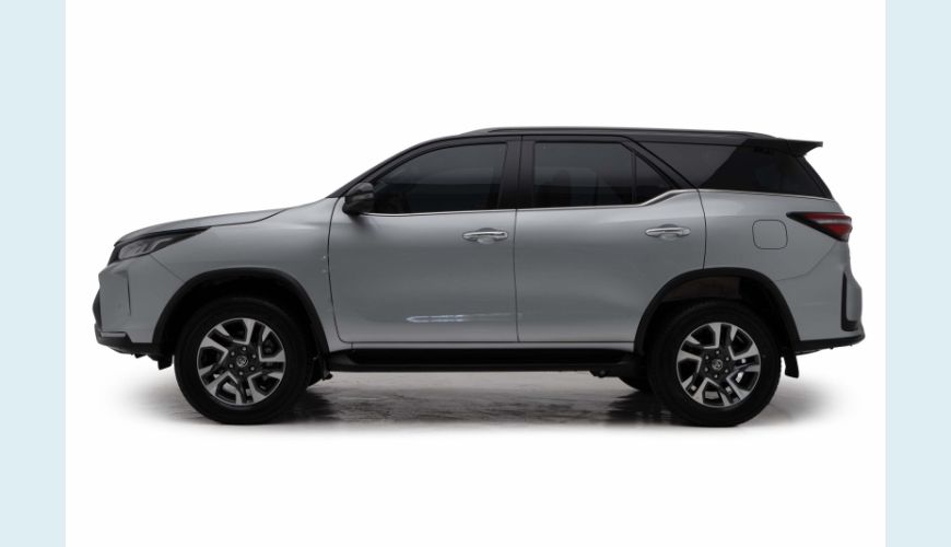 TOYOTA HILUX SW4 2.8 D-4D TURBO DIESEL DIAMOND 7L 4X4 AUT. - PRATA - 2024 Foto 4 (Grande)