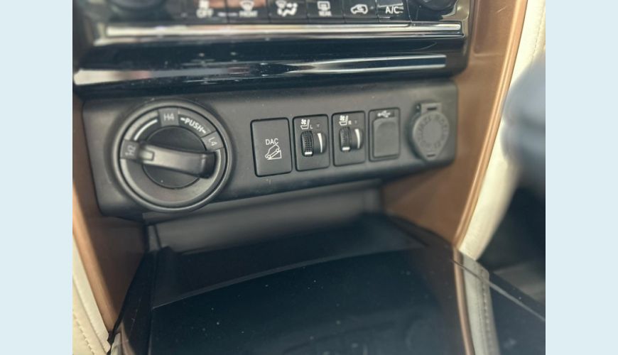TOYOTA HILUX SW4 2.8 SRX DIAMOND 4X4 7 LUGARES 16V TURBO INTERCOOLER DIESEL 4P AUT. - N/D - 2019 Foto 4 (Grande)