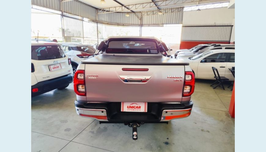 TOYOTA HILUX - PRATA - 2023 Foto 4 (Grande)