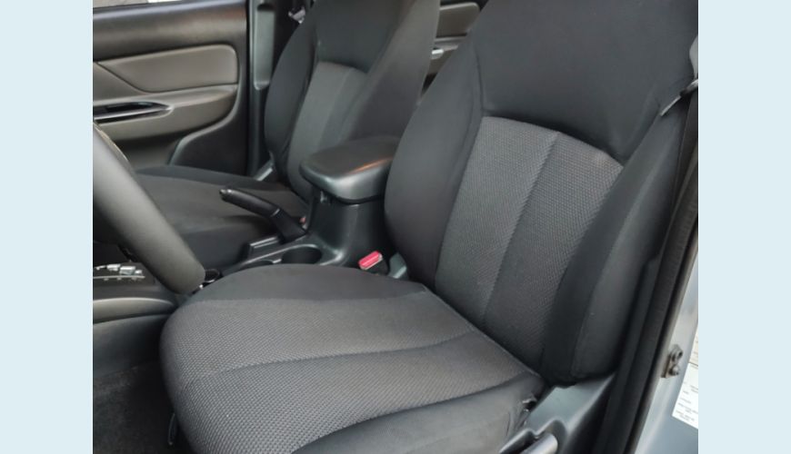 MITSUBISHI L200 TRITON DIESEL AUT. 4P - PRATA - 2019 Foto 4 (Grande)