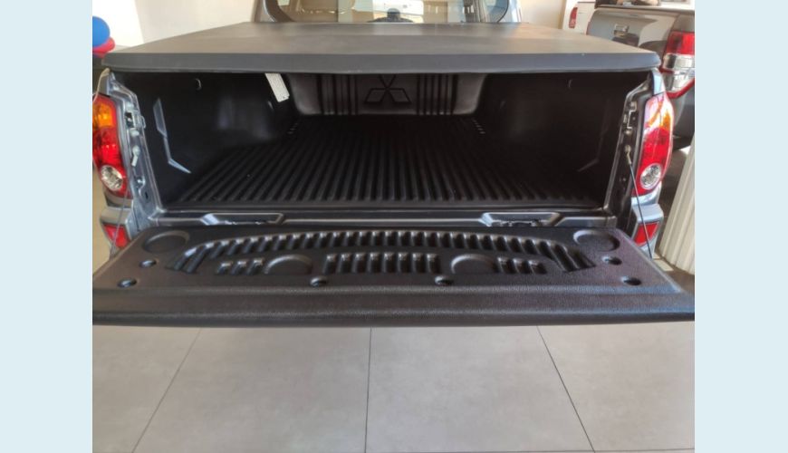 MITSUBISHI L200 OUTDOOR 2.4 4X2 CD 16V FLEX 4P MANUAL - BRANCO - 2017 Foto 5 (Grande)