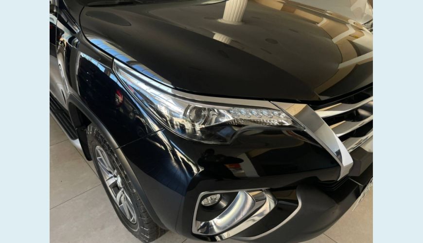 TOYOTA HILUX SW4 2.8 SRX 4X4 7 LUGARES 16V TURBO INTERCOOLER DIESEL 4P AUT. - PRETO - 2019 Foto 5 (Grande)
