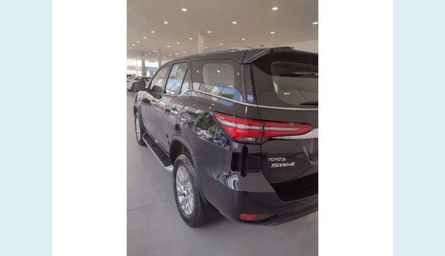 TOYOTA HILUX SW4 2.8 D-4D TURBO DIESEL SRX 7L 4X4 AUT. - PRETO - 2024 Foto 5 (Grande)