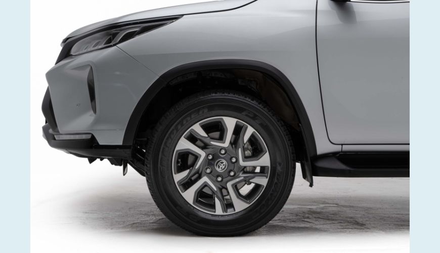 TOYOTA HILUX SW4 2.8 D-4D TURBO DIESEL DIAMOND 7L 4X4 AUT. - PRATA - 2024 Foto 5 (Grande)