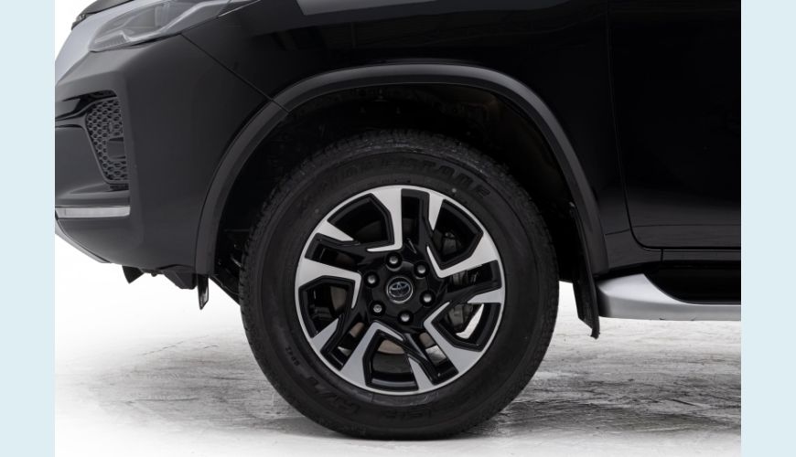TOYOTA HILUX SW4 2.8 D-4D TURBO DIESEL SRX 4X4 AUT. - PRETO - 2022 Foto 5 (Grande)