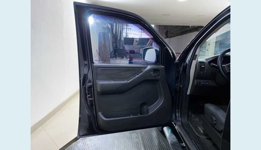 NISSAN FRONTIER XE 4X4 2.5 16V CD - PRETO - 2013 Foto 5 (Grande)