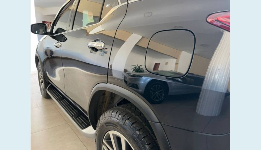 TOYOTA HILUX SW4 2.8 SRX 4X4 7 LUGARES 16V TURBO INTERCOOLER DIESEL 4P AUT. - PRETO - 2019 Foto 6 (Grande)