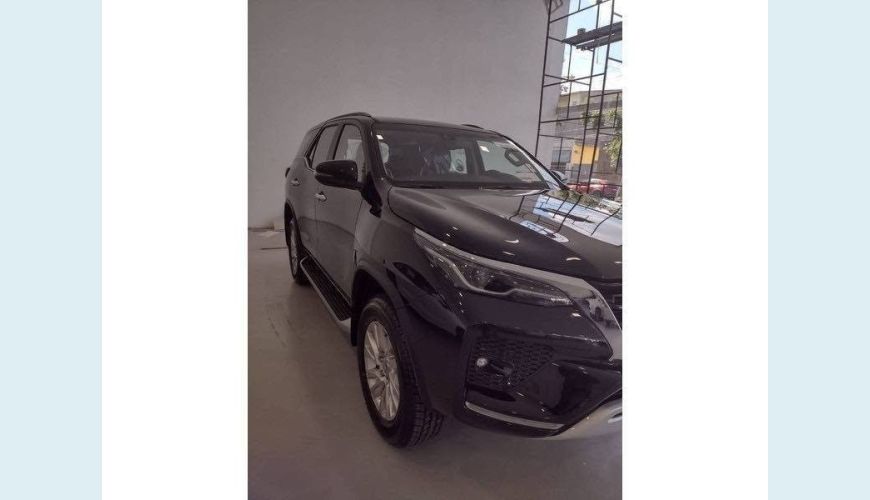 TOYOTA HILUX SW4 2.8 D-4D TURBO DIESEL SRX 7L 4X4 AUT. - PRETO - 2024 Foto 6 (Grande)