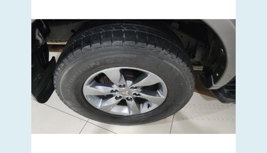 MITSUBISHI PAJERO DAKAR 3.5 HPE 7 LUGARES 4X4 V6 24V FLEX 4P AUT. - N/D - 2013 Foto 6 (Grande)