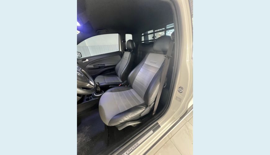 VOLKSWAGEN SAVEIRO 1.6 CROSS CE 16V FLEX 2P MANUAL - BRANCO - 2016 Foto 6 (Grande)