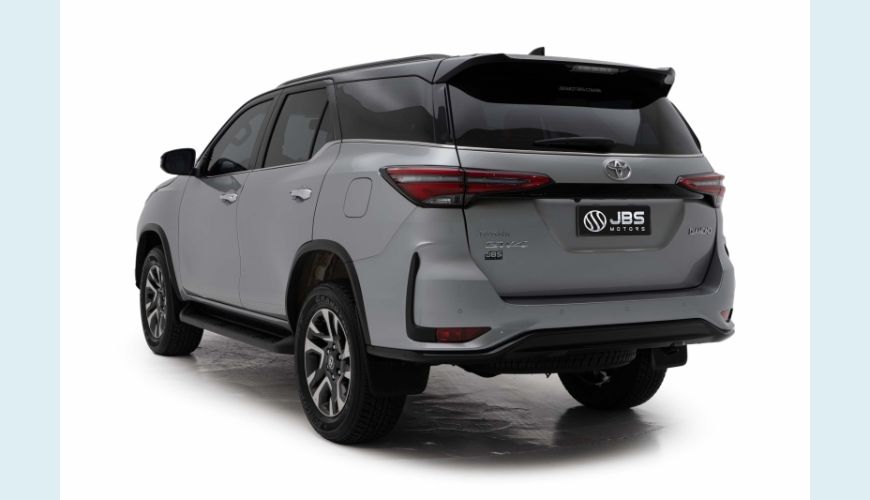 TOYOTA HILUX SW4 2.8 D-4D TURBO DIESEL DIAMOND 7L 4X4 AUT. - PRATA - 2024 Foto 6 (Grande)