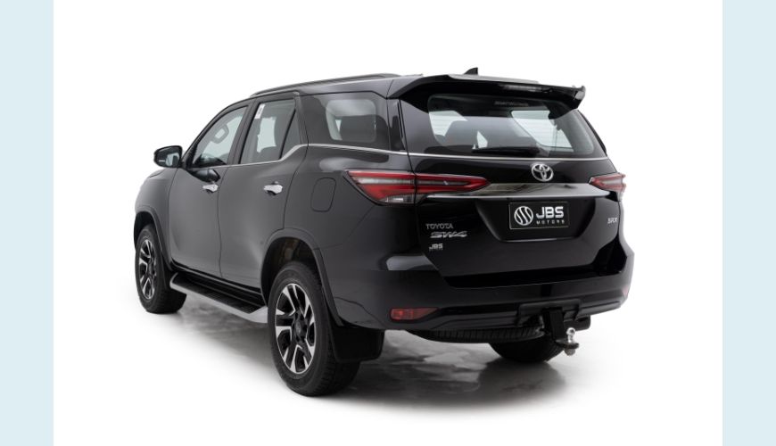 TOYOTA HILUX SW4 2.8 D-4D TURBO DIESEL SRX 4X4 AUT. - PRETO - 2022 Foto 6 (Grande)