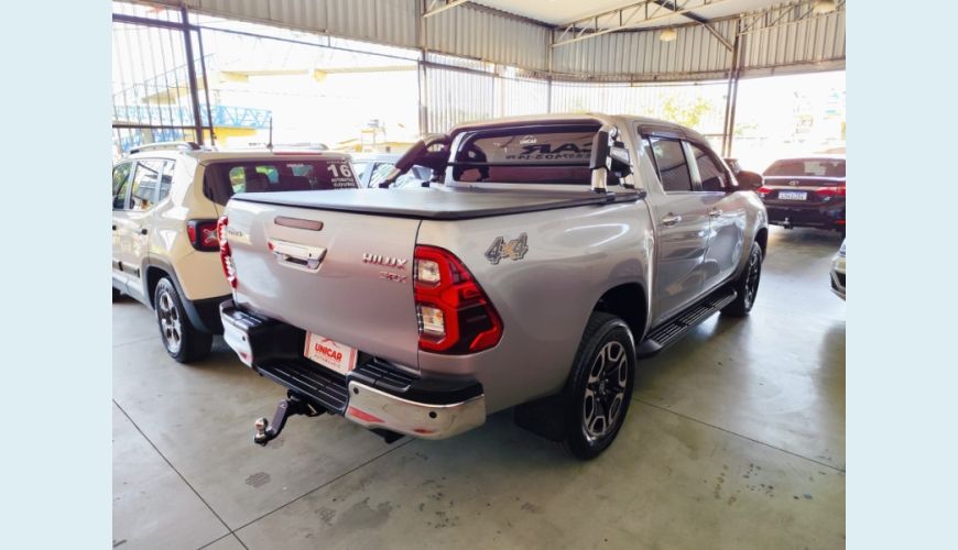 TOYOTA HILUX - PRATA - 2023 Foto 6 (Grande)