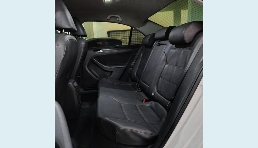 VOLKSWAGEN JETTA 2.0 - BRANCO - 2012 Foto 6 (Grande)