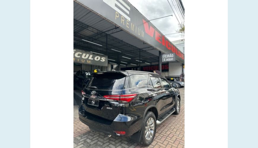TOYOTA HILUX SW4 - PRETO - 2021 Foto 6 (Grande)