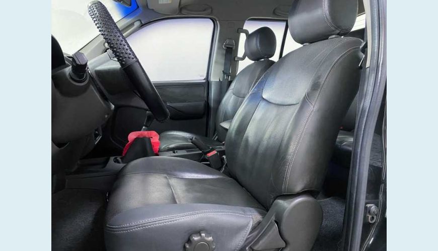 NISSAN FRONTIER XE 4X4 2.5 16V CD - PRETO - 2013 Foto 6 (Grande)