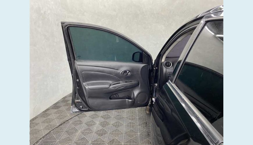 NISSAN VERSA 1.0 12V FLEX MANUAL 4P - PRETO - 2019 Foto 6 (Grande)