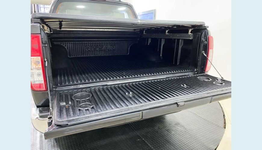 NISSAN FRONTIER XE 4X4 2.5 16V DIESEL MANUAL 4P - PRATA - 2013 Foto 6 (Grande)