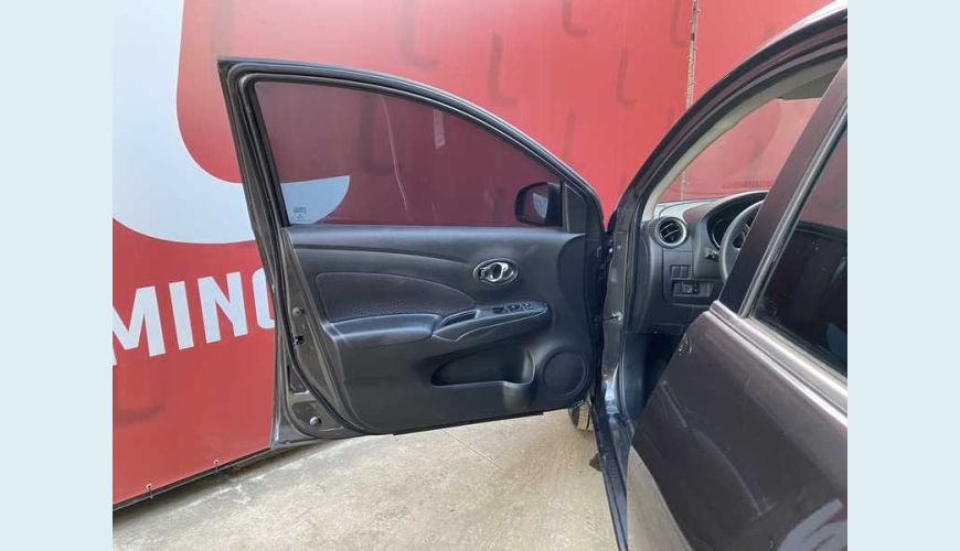 NISSAN VERSA SV 1.6 16V FLEX AUT. 4P - CINZA - 2017 Foto 6 (Grande)