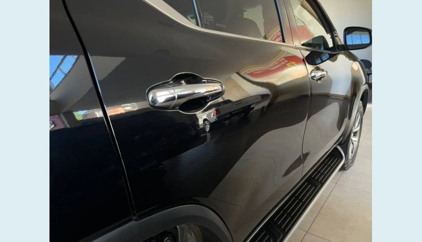 TOYOTA HILUX SW4 2.8 SRX 4X4 7 LUGARES 16V TURBO INTERCOOLER DIESEL 4P AUT. - PRETO - 2019 Foto 7 (Grande)
