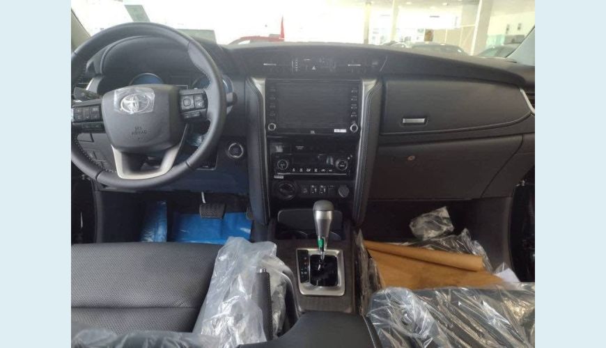 TOYOTA HILUX SW4 2.8 D-4D TURBO DIESEL SRX 7L 4X4 AUT. - PRETO - 2024 Foto 7 (Grande)