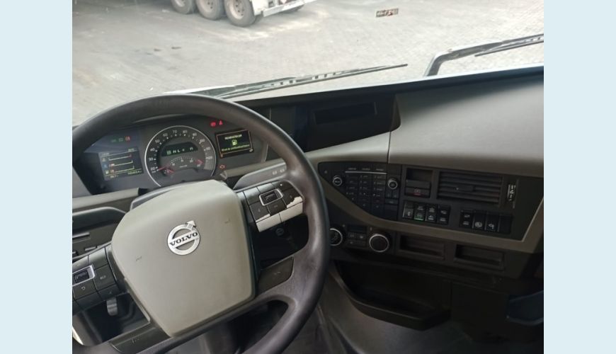 VOLVO FH-460 GLOBETROTTER 8X2 2P (DIESEL)(E5) - BRANCO - 2018 Foto 7 (Grande)