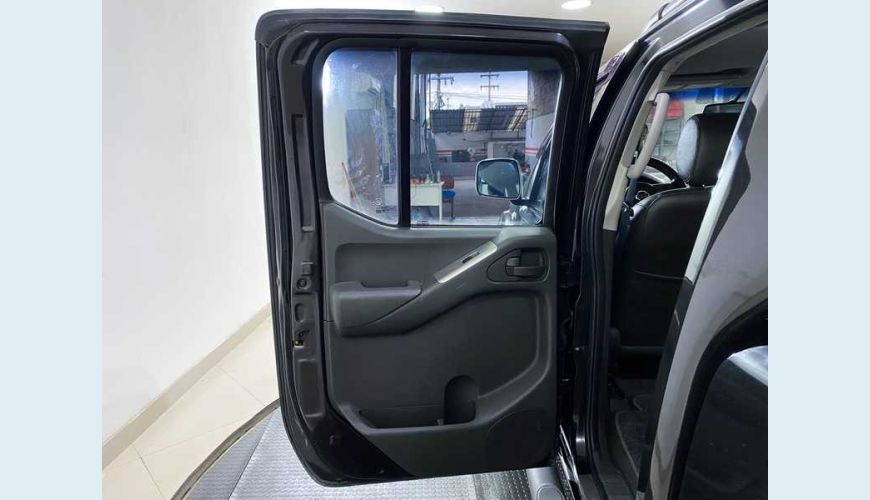 NISSAN FRONTIER XE 4X4 2.5 16V CD - PRETO - 2013 Foto 7 (Grande)