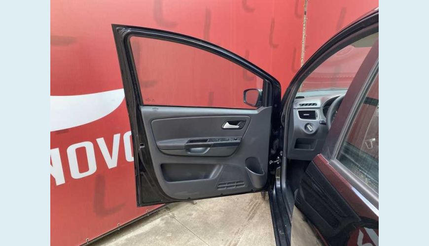 VOLKSWAGEN FOX 1.0 TEC FLEX 4P - PRETO - 2014 Foto 7 (Grande)