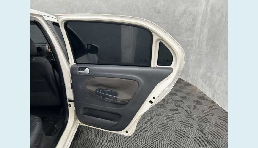 VOLKSWAGEN VOYAGE (G6) 1.0 TEC TOTAL FLEX - BRANCO - 2013 Foto 7 (Grande)