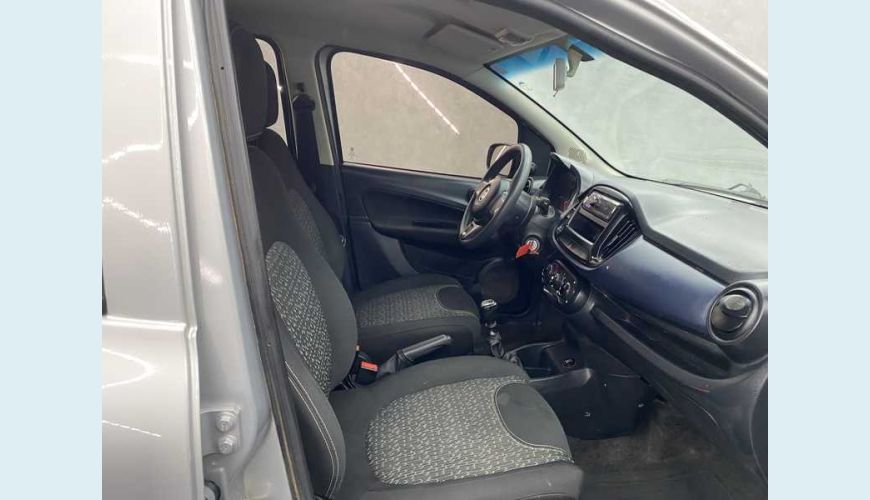 FIAT UNO ATTRACTIVE 1.0 - PRATA - 2021 Foto 7 (Grande)