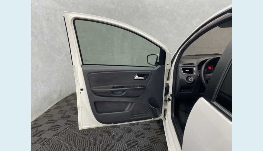 VOLKSWAGEN FOX VHT 1.6 FLEX MANUAL 4P - BRANCO - 2014 Foto 7 (Grande)