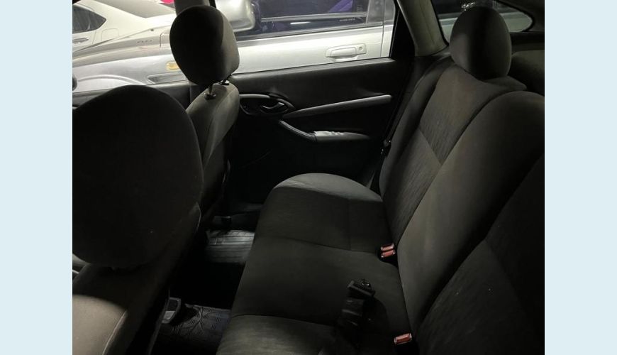 FORD FOCUS 1.6 MANUAL 4P - PRATA - 2005 Foto 7 (Grande)