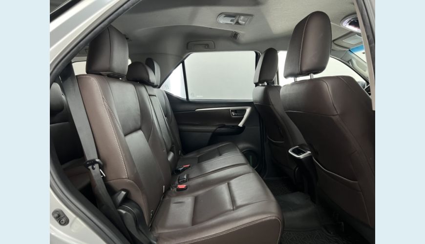 TOYOTA HILUX SW4 AUT. 4P - PRATA - 2016 Foto 7 (Grande)