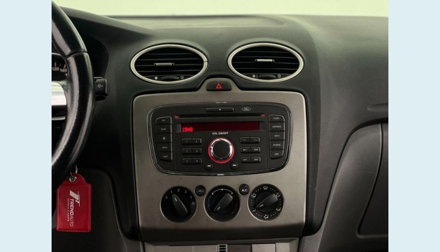 FORD FOCUS 2.0 FLEX MANUAL 4P - BRANCO - 2011 Foto 7 (Grande)