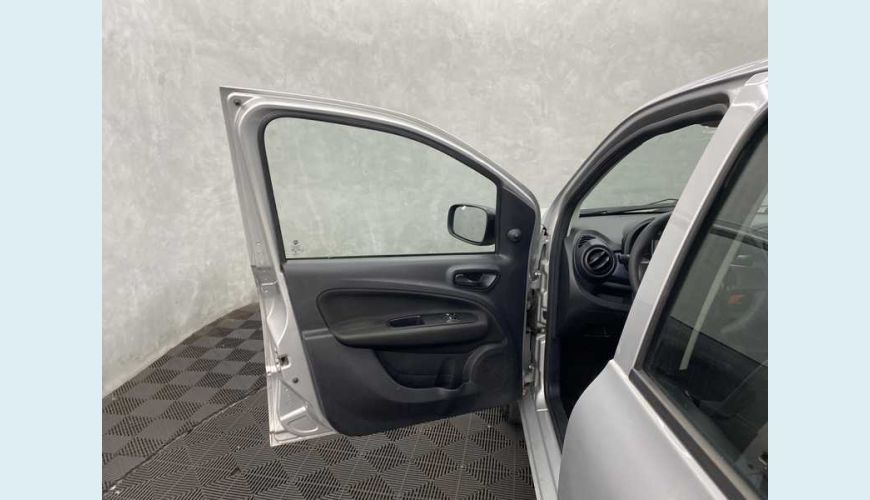 FIAT UNO ATTRACTIVE 1.0 FLEX MANUAL 4P - PRATA - 2021 Foto 7 (Grande)