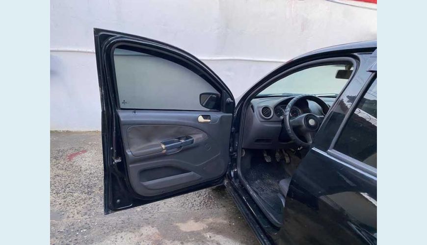 VOLKSWAGEN GOL 1.0 FLEX MANUAL 4P - PRETO - 2012 Foto 7 (Grande)
