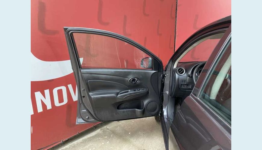 NISSAN NISSAN VERSA 1.0 FLEX AUT. 4P - CINZA - 2020 Foto 7 (Grande)