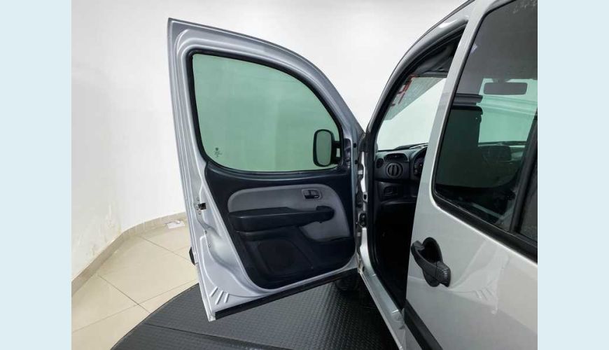 FIAT DOBLO ESSENCE 1.8 FLEX MANUAL 4P - PRATA - 2019 Foto 7 (Grande)