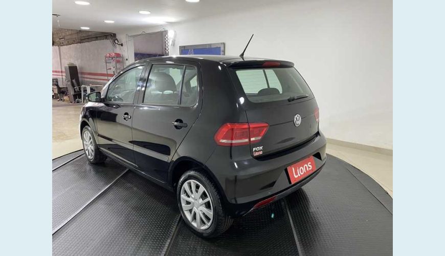 VOLKSWAGEN FOX TRENDLINE 1.0 MPI FLEX MANUAL 4P - PRETO - 2017 Foto 7 (Grande)